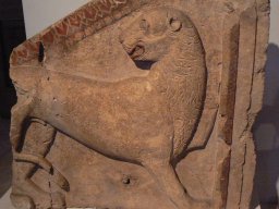 696px-NHMB-Zhaba-mogila-Strelcha-relief-of-lion-polychrome-decoration-5-4-centuryBC