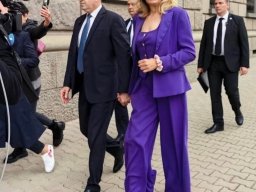 Мундивела от Маалъттъ със златни пантофки и виолетово мангалско