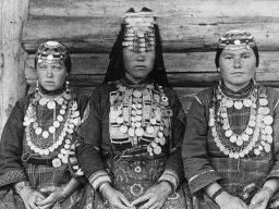 Уралски жени с български женски носии